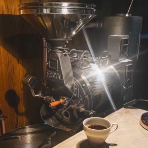 『花鳥風月, 中央にドリップコーヒー』『異世界海浜町』※2点 四季の風コースター | 北一硝子 まごころお届け便